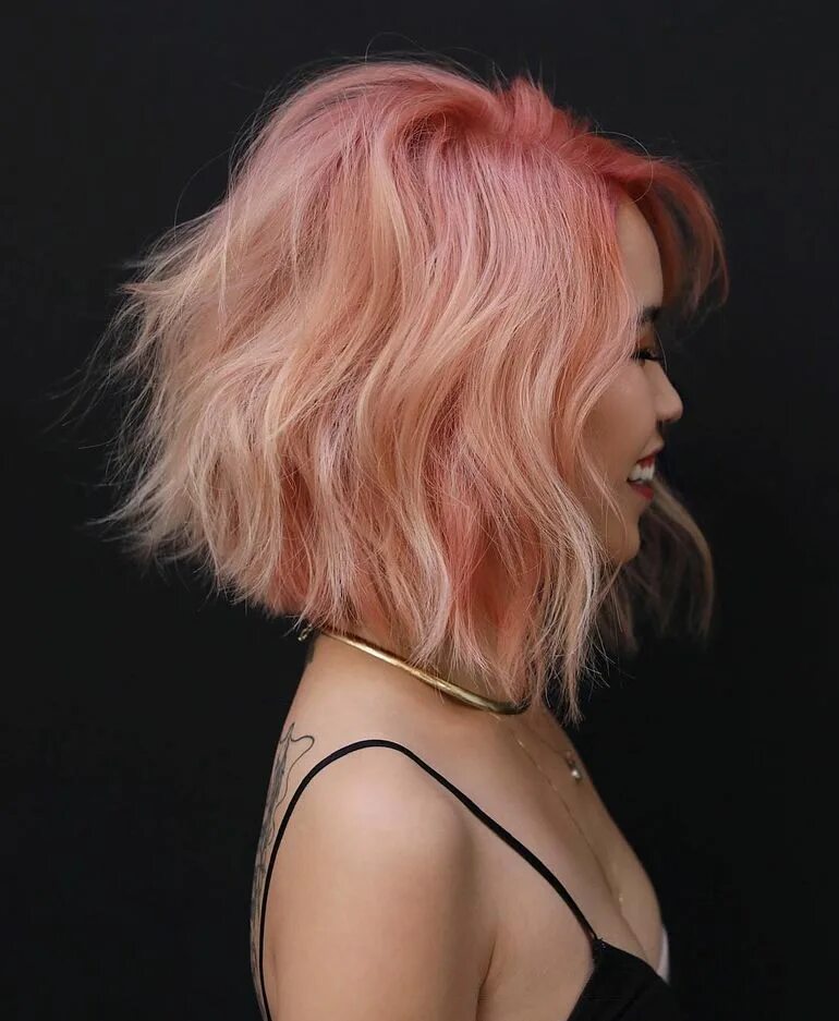 Персиковый цвет волос. Розовые волосы. Стрижки с розовым оттенком. Короткие розовые волосы. Мягкий текстурированный боб 2024 стрижка