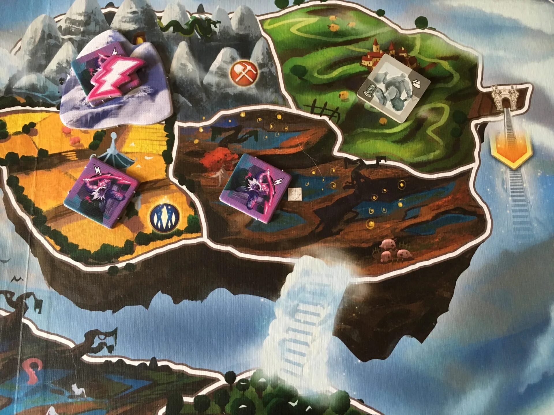 Small world небесные острова. Small world 2021. Маленький мир небесные. Популярные настольные игры. Фотоконкурс nikon small world.