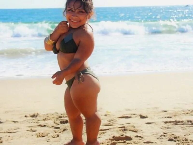 Дапхине лой. Антон крафт и чайна белл. Лилипут девушка. Дрю преста карлица. Темнокожая девушка карлик.