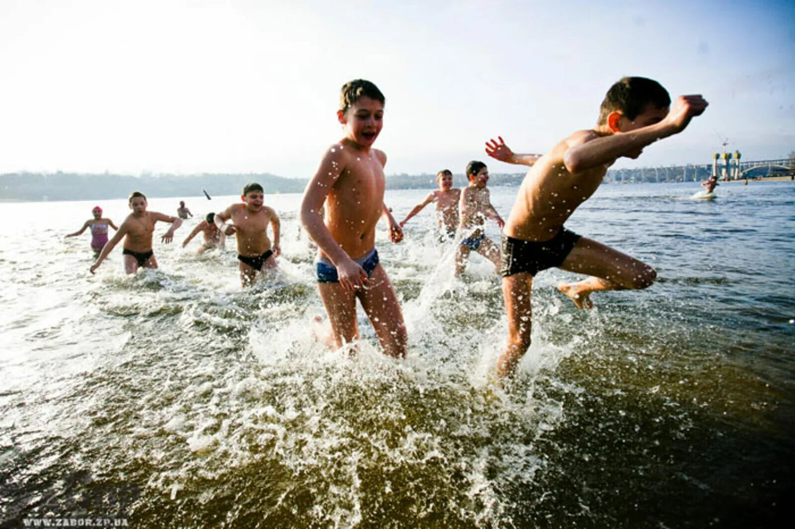 На речке купаются ребята. Купание летом. Купание в водоемах. Дети купаются в море. Купание в открытых водоемах.