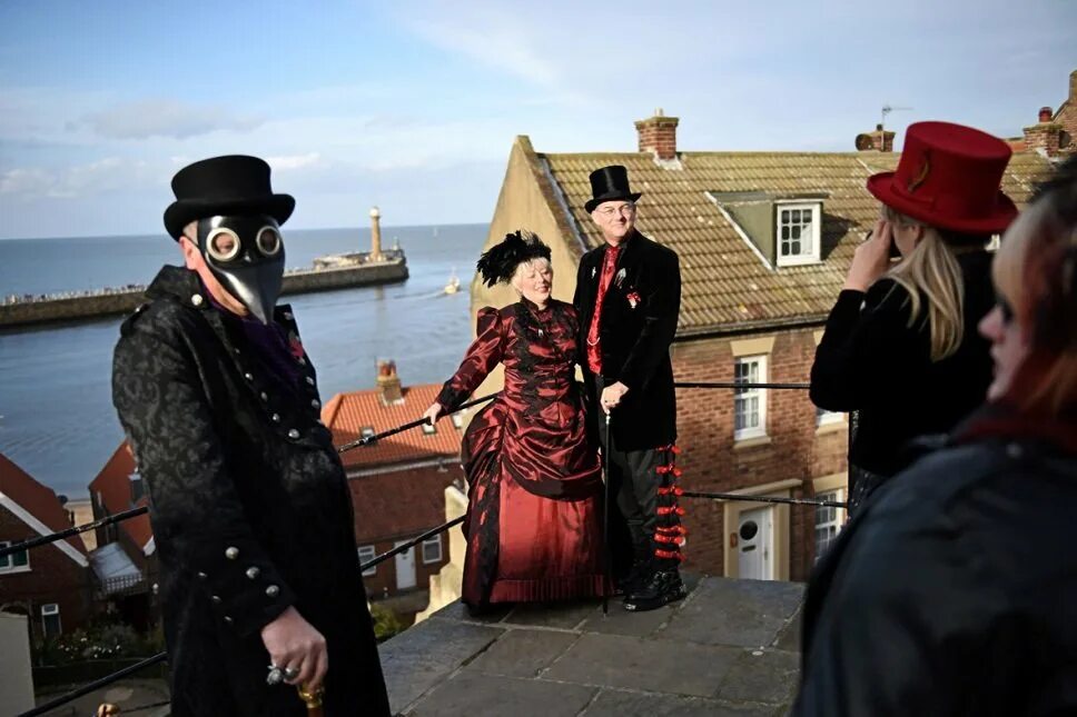 Уитби Дракула фестиваль. Люди в костюме вампира в аббатстве Уитби. Whitby Gothic weekend. Костюм Уитби. Как пройти гот