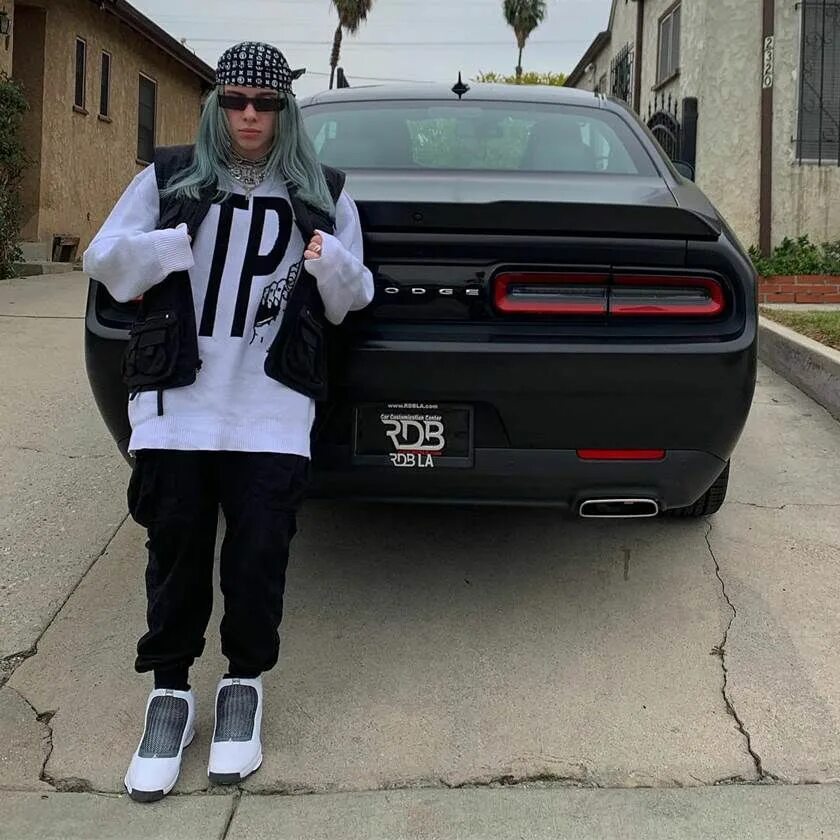 Машина билли айлиш марка. Dodge challenger билли айлиш. Шевроле камаро билли харгроува. Машина billie eilish. Машина билли айлиш.