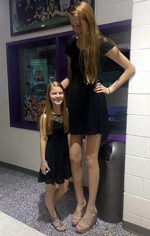 Высокие девушки. Очень низкая и очень высокая девушки. Элисани сильва рост. Tall michaela. Высокий парень с девушкой.