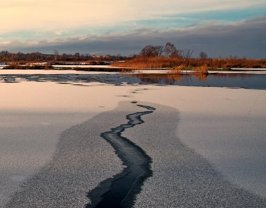 Вода зимой. Потемнели дороги посинел на реке. Посинел на реке разобрать. Дорога ранней весной. Колея.
