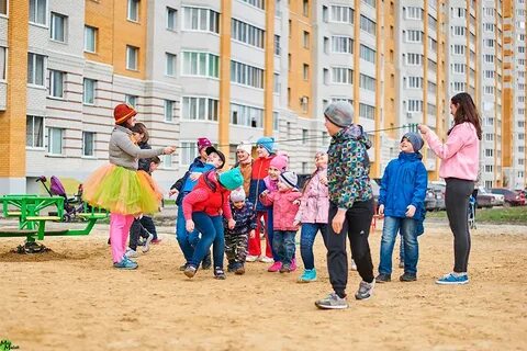 Во дворе гуляют 14 человек мамы