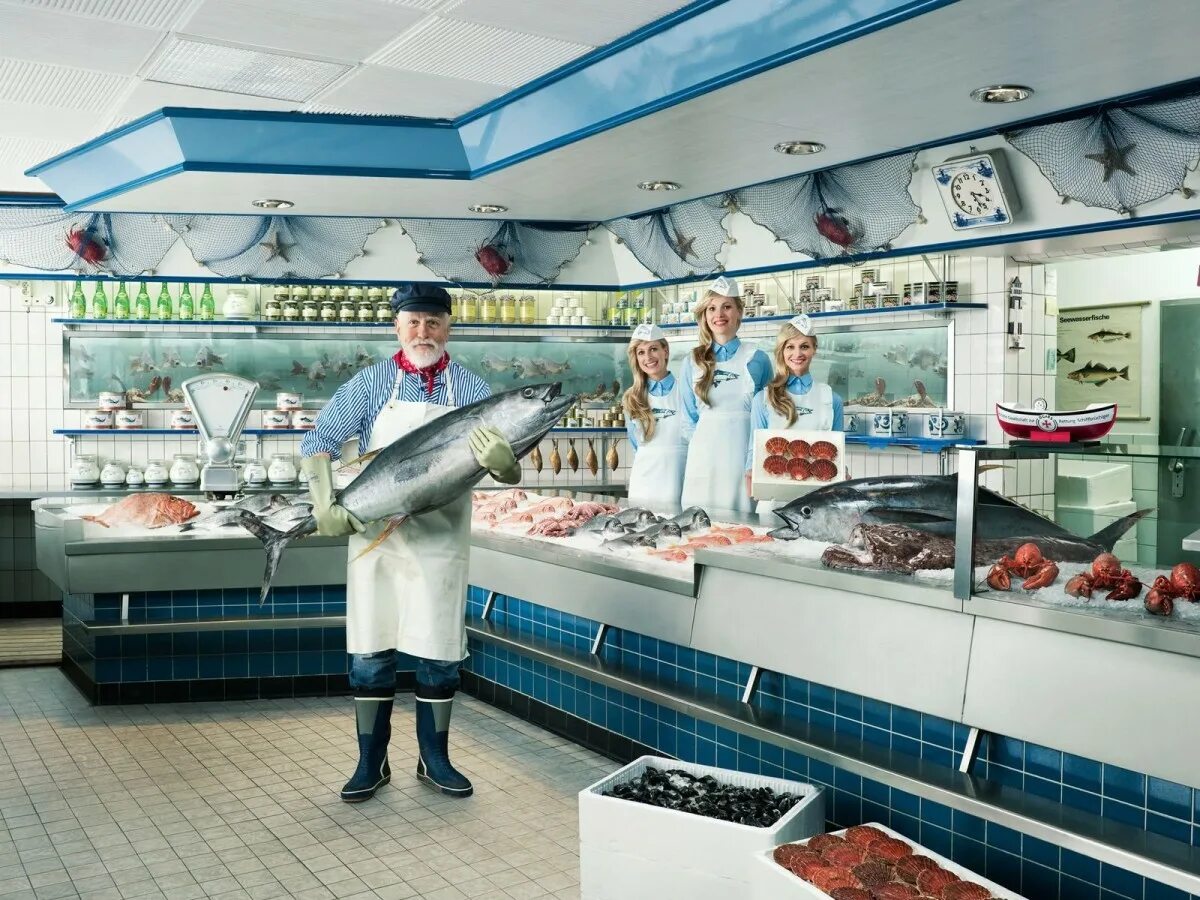 Рыбный магазин в Пешелани. Прилавок рыбного магазина. Витрина рыбного магазина. Рыба в магазине. Рыбный прилавок