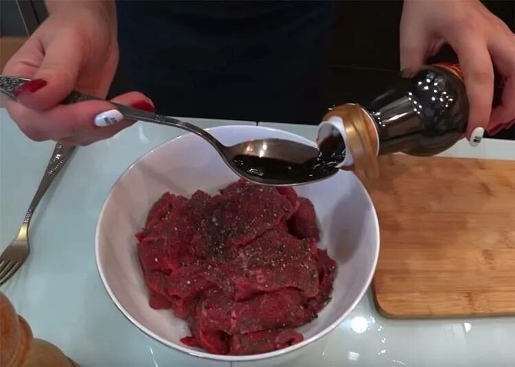 Соевый соус добавляют в мясо. Смягчение мяса. соус из жесткого мяса.