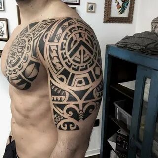 Полинезийские тату на плече