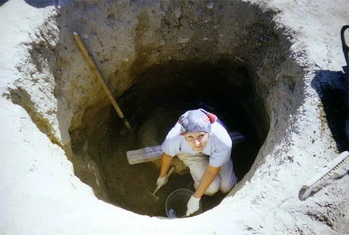 Садовый туалет с выгребной ямой. Выгребная яма для туалета на даче. Выгребная яма для туалета. Глубина выгребной ямы для туалета. Выгребная яма дгч туалета.