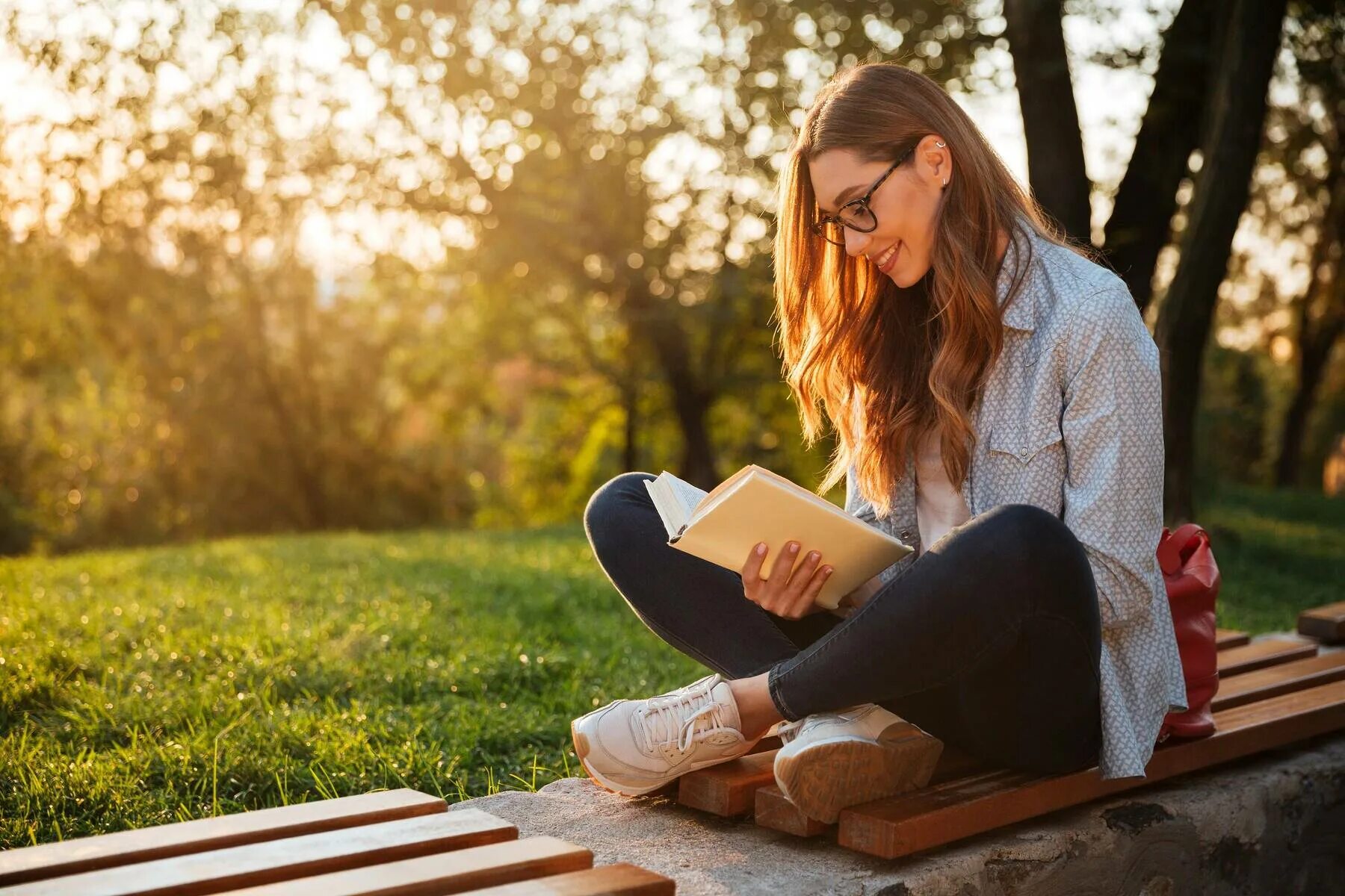 Reading что это. Хобби чтение. Чтение книг. Девушка читает книгу. Увлечение чтение книг.