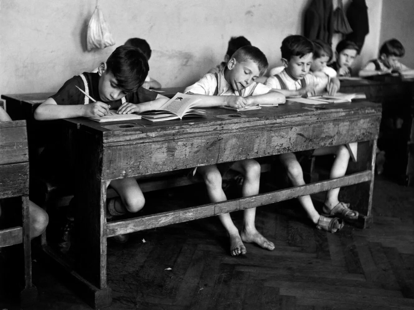 Мальчик босиком в школе. Босоногие деревенские мальчишки. Босые девочки в школе. Дети босиком футбол. Босиком до школы.