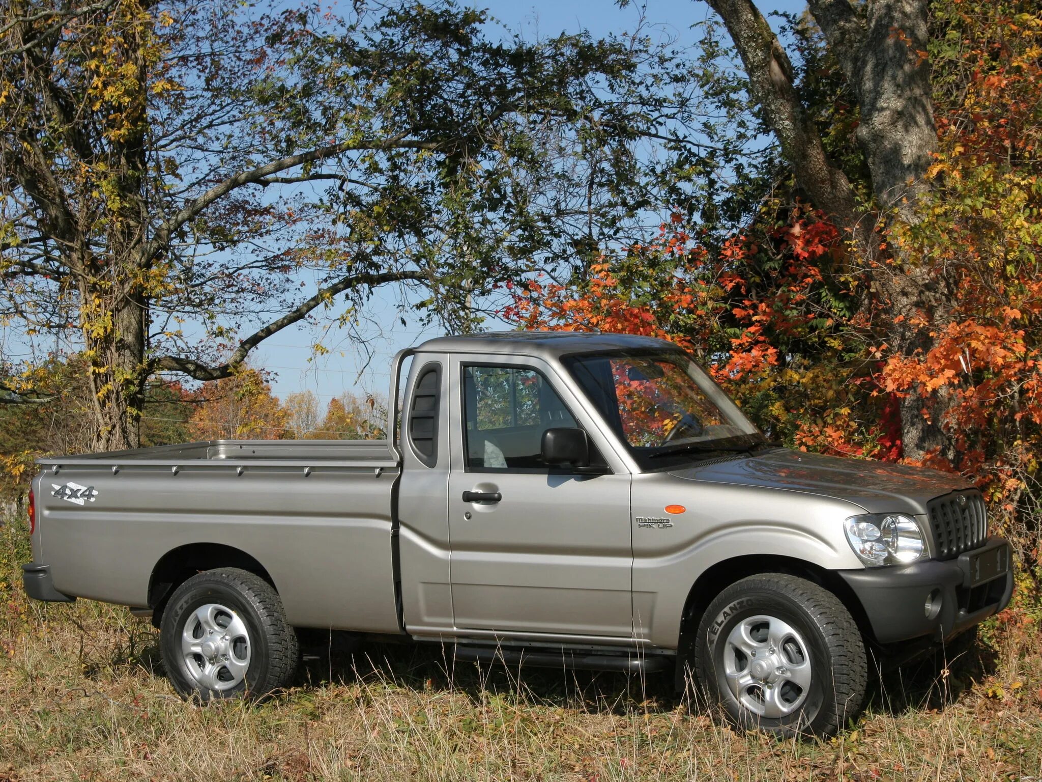 Купить пикап 4х4. Машина Mahindra пикап. Тойота легковой пикап. Тойота пикап бортовой. Двухместный пикап Тойота.