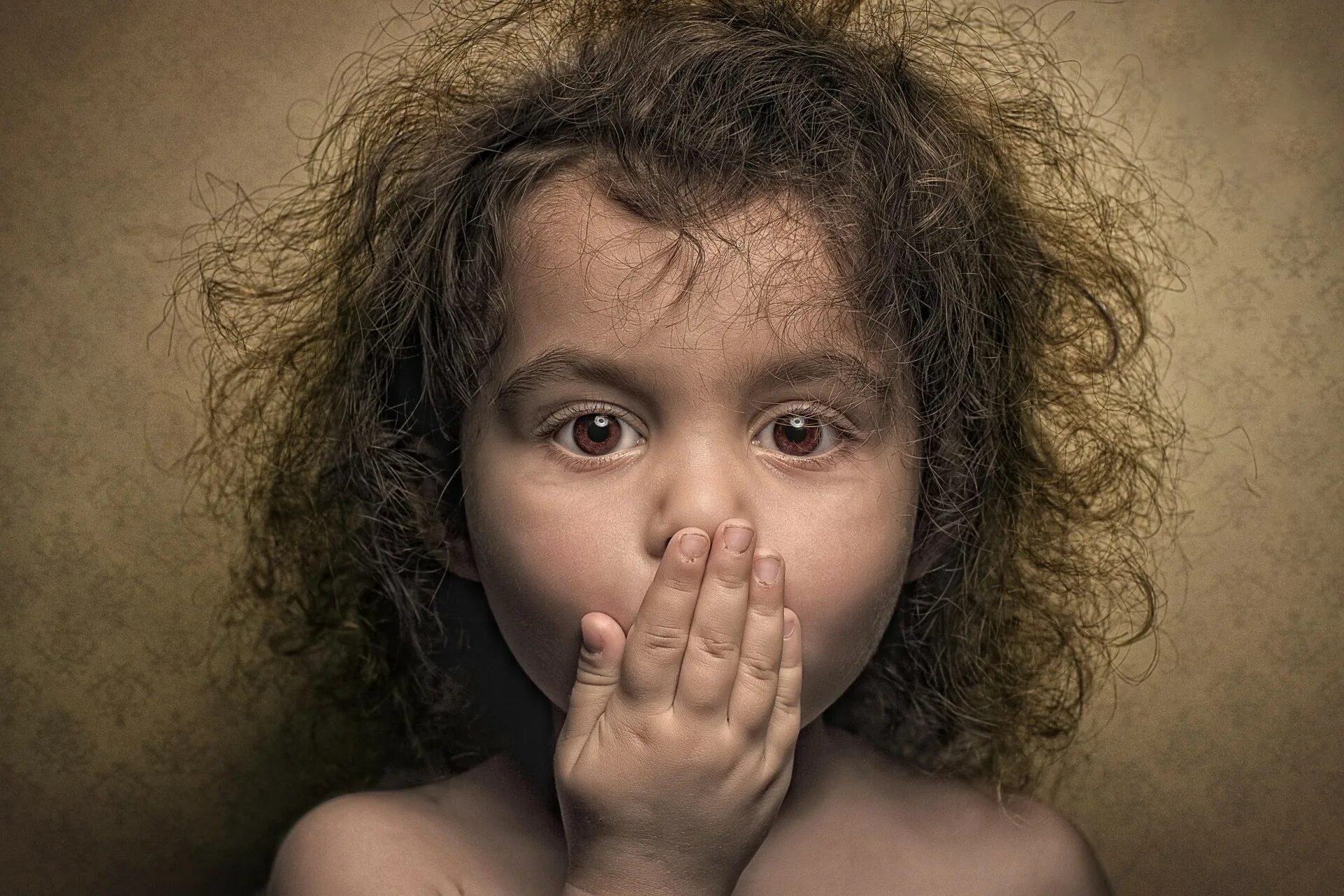 Философия удивление. Bill Gekas. Кудрявая девочка. Маленькая кудрявая девочка. Удивленный взгляд ребенка.