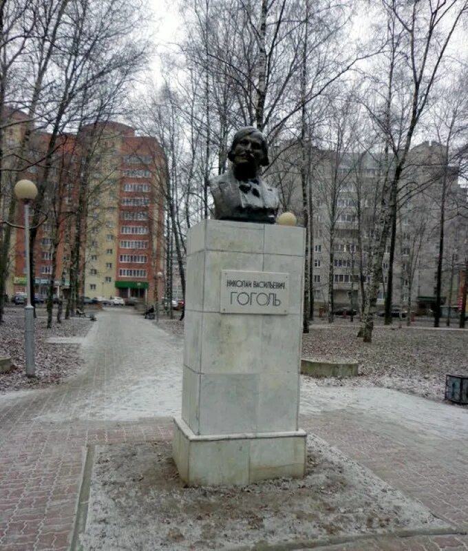Гоголь череповец. Сквер гоголя череповец. памятник гоголю в череповце. парк гоголя череповец.