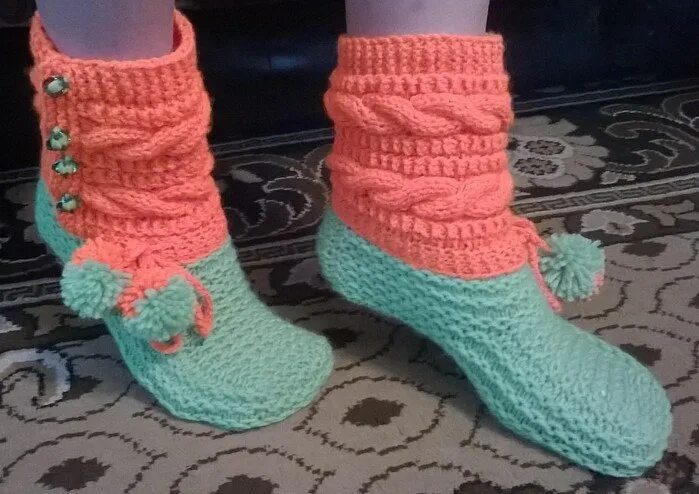 носки сапожки спицами поперечная коса. видео вязания сапожек. вязаные тапочки. вязаные тапочки сапожки. вязаные ажурные сапожки.