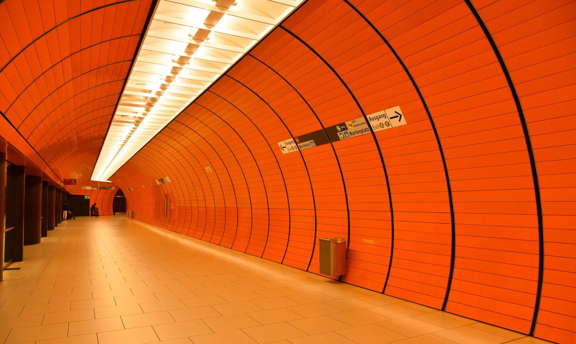 Включи оранжевую станцию. Станция метро Мариенплац Мюнхен Германия. Метро вокзал Германия. Тоннель метро. Туннель оранжевый.