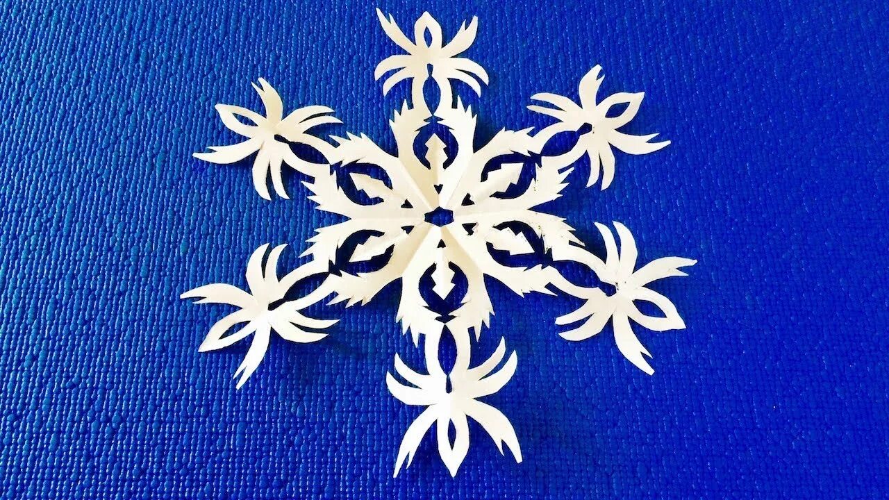 Beautiful paper. Снежинки из бумаги а4. Обычная снежинка. Снежинка красивая одна. Трафарет снежинки на окно из бумаги.