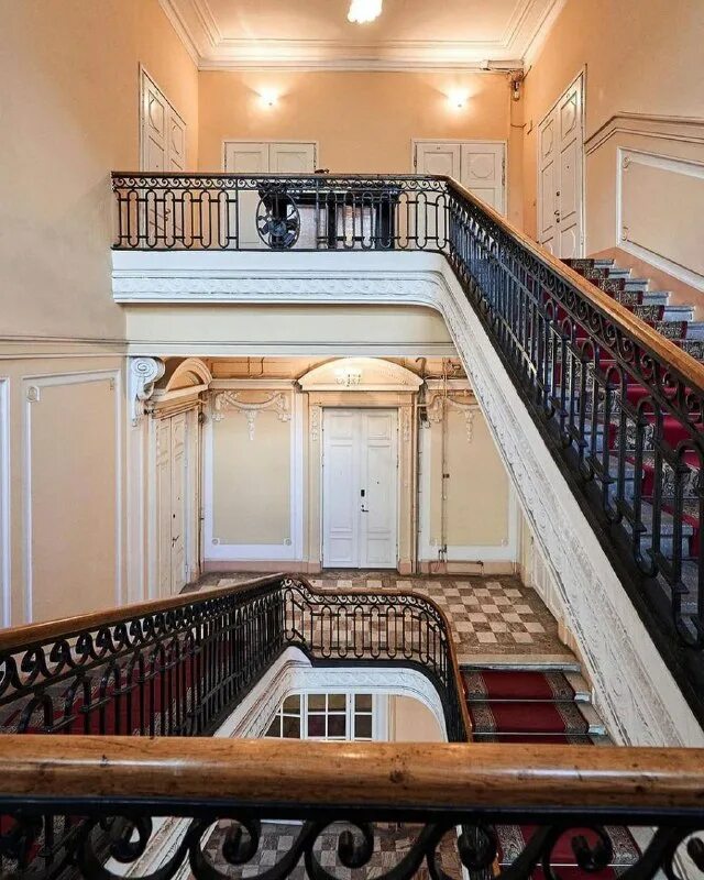 Парадная это. Санкт-петербург лестница. Особняк румянцева в санкт-петербурге. Церковь в петергофе каннелированные колонны. Парадные санкт-петербурга.