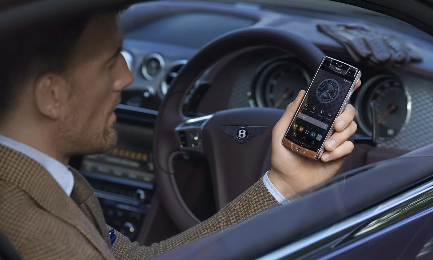 Vertu Signature Touch Bentley. Vertu Signature для Bentley. Человек с телефоном в руке. Смартфоны для богатых. Будьте богаты телефон