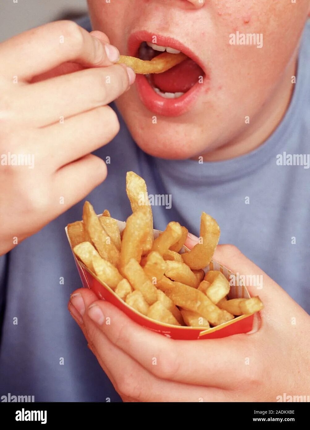 Eating potato chips. Человек ест картошку. Жрет чипсы. Чипсы. Человек ест чипсы.