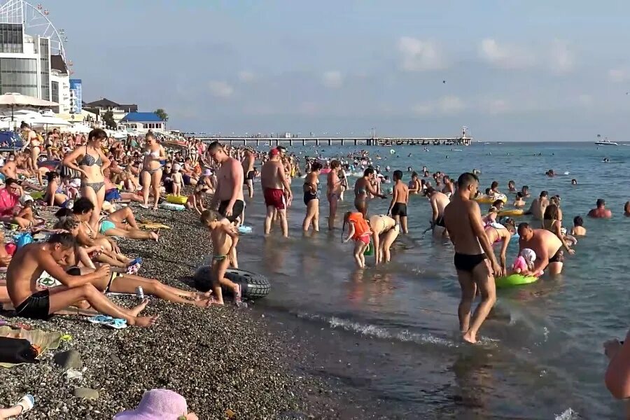 Сочи в июне можно ли купаться. Сочи пляж. Сочи пляж много народу. Люди на пляже Сочи. Пляж Сочи много людей.