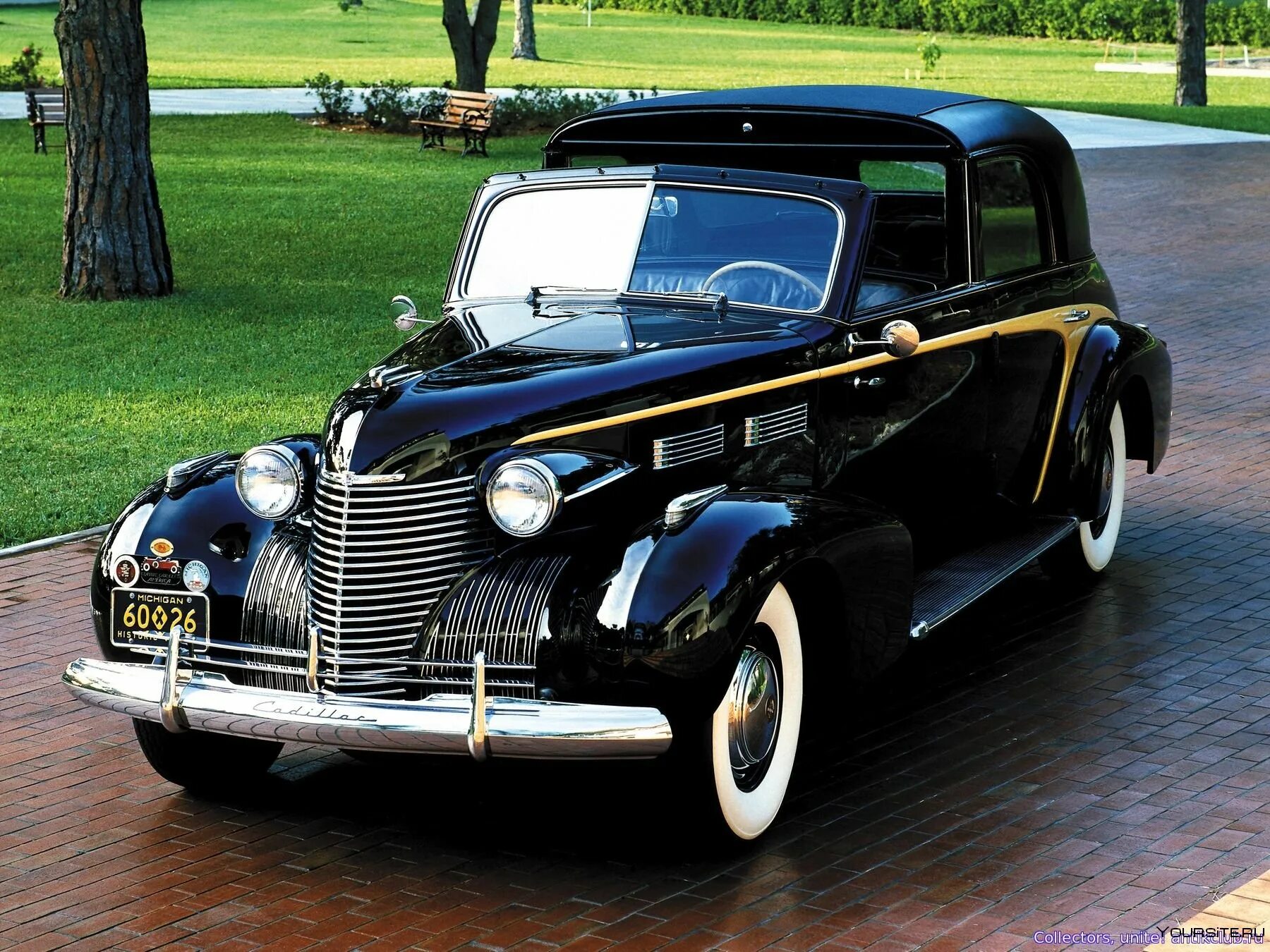 Купить старые классики. Cadillac 1939 Roadster. Cadillac 1940-1960. Mercedes-Benz ретро Кадиллак. 1933 Cadillac Town sedan.