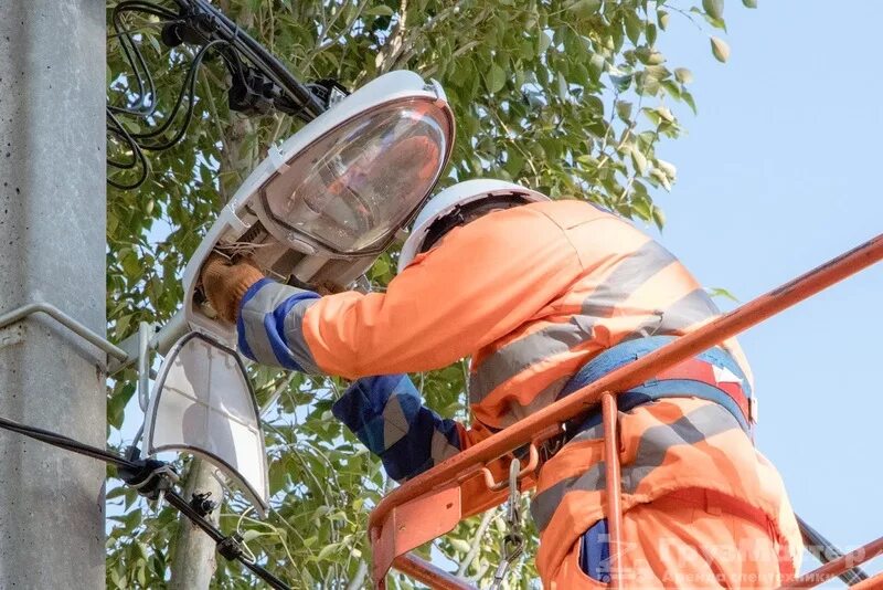 Монтаж светильников наружного освещения. Уличное освещение на столбах. Монтаж наружного освещения. Восстановили уличное освещение. Замена уличных светильников.