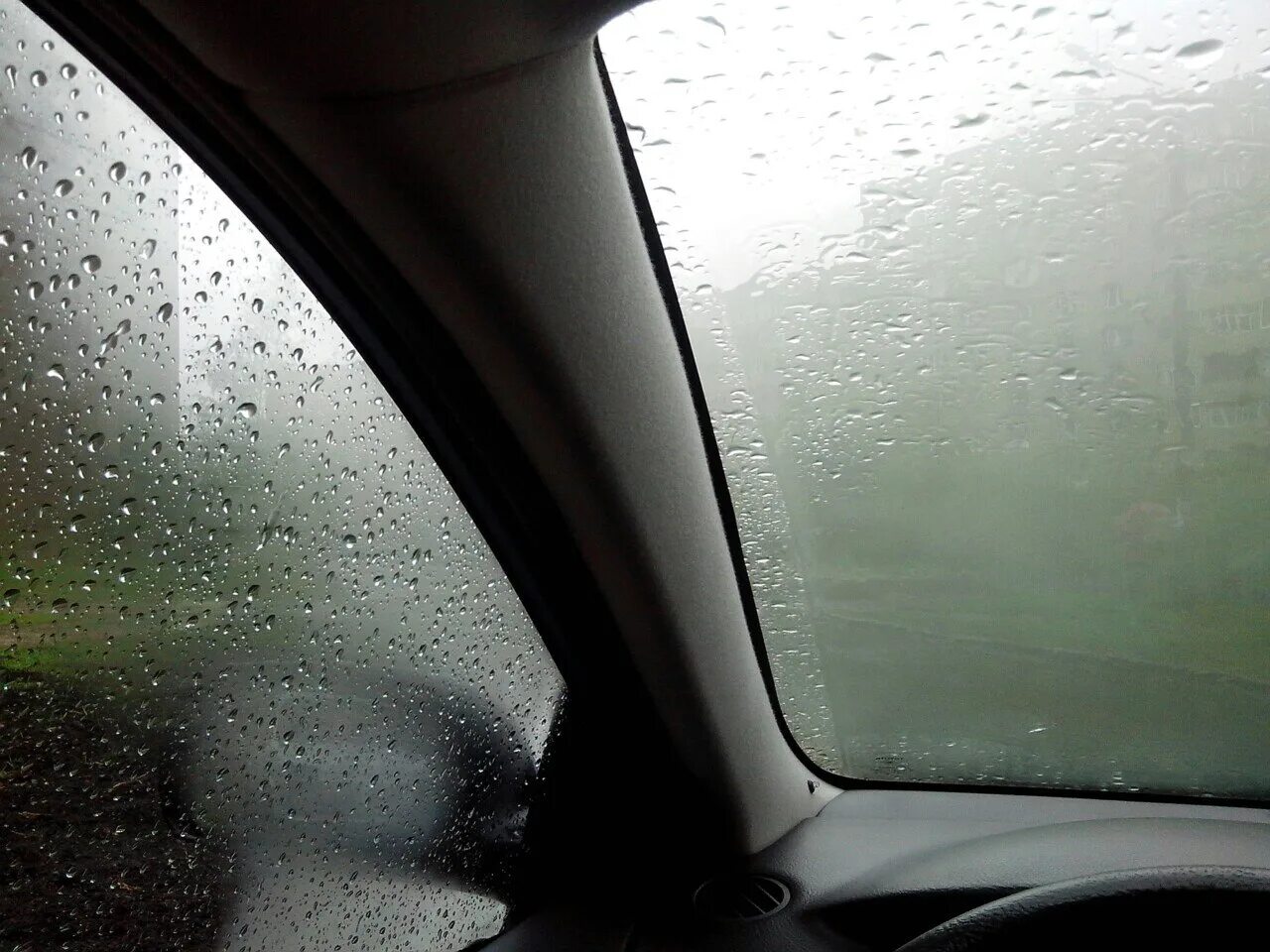 Машина запотевает в дождь. Киа Рио потеют окна в дождь. Потеют окна в дождь ВАЗ 2110. Потеют окна ВАЗ 2110 во время дождя. Вид на запотевшее окно в бане.