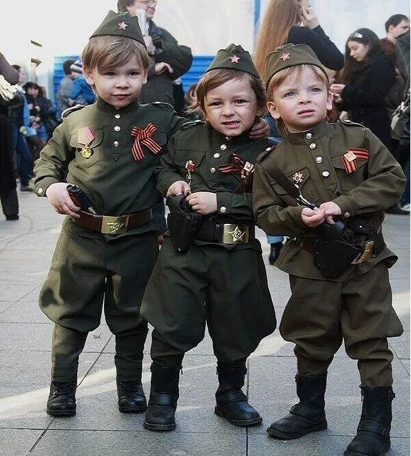 Военный костюм 9 мая. Дети в военной форме. Реьерк в военной форме. Детская Военная форма. Дети в военной форме на 9 мая.