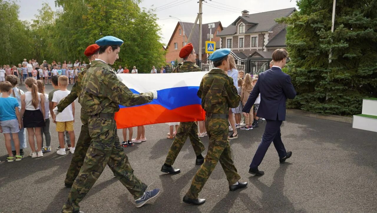 Россия 1 оренбуржье. Подъем флага в школе. Поднятие флага в школах Оренбург. Поднятие флага РФ В школе. Церемониал поднятия флага в школе.