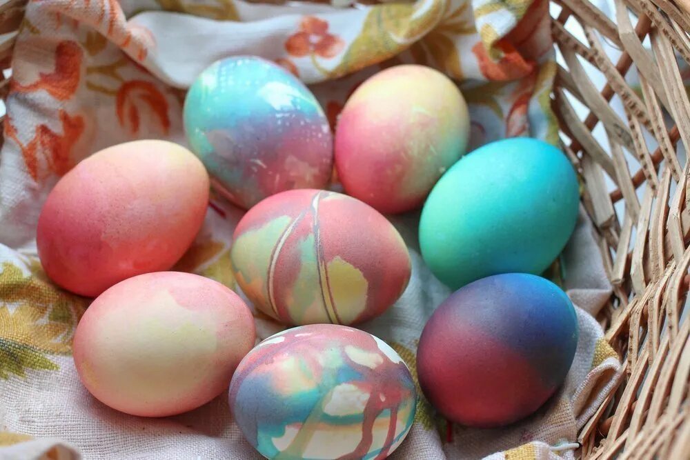 Можно ли красить коричневые яйца. Коричневые яйца покрасить. Красим коричневые яйца. Коричневые яйца на Пасху. Красим коричневые яйца на Пасху.