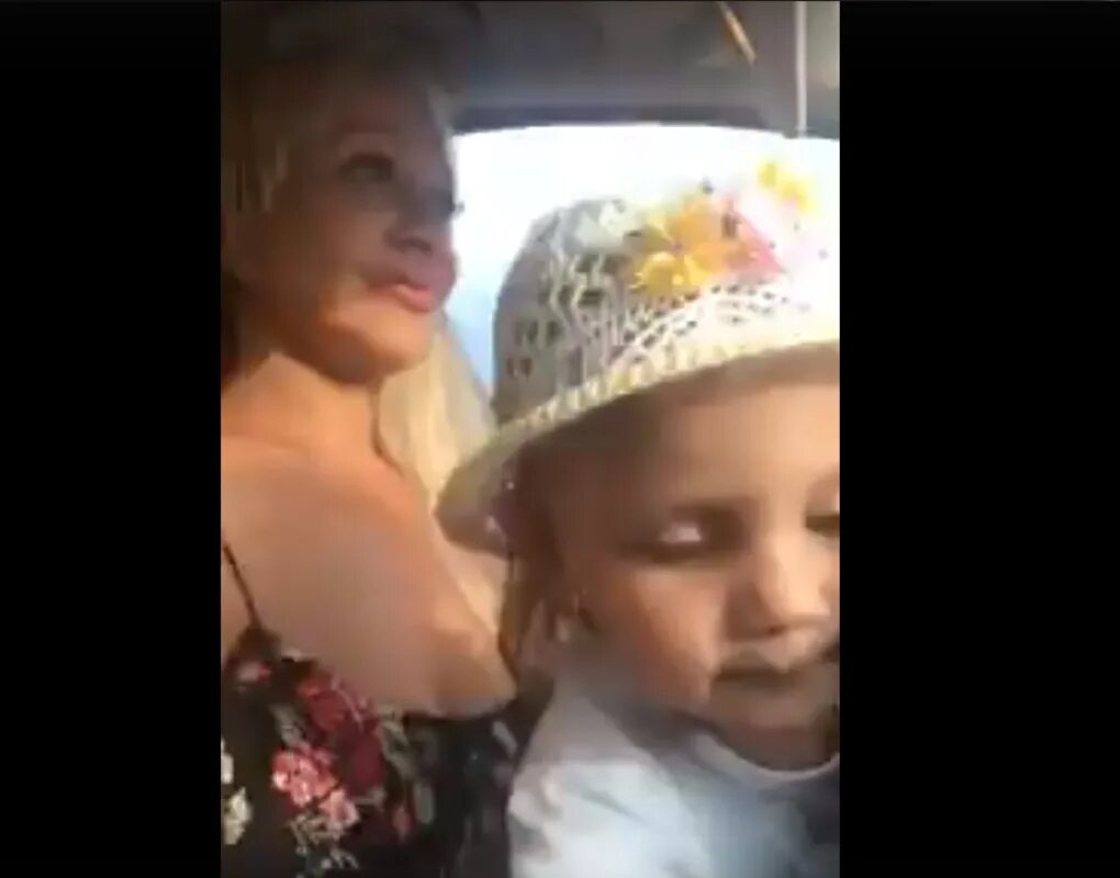 Бабу в детской. Бабушка избитой девочки в лифте. Задержали женщину избившую ребенка. Красноярск женщина с ребенком. Красноярск женщина с ребенком.