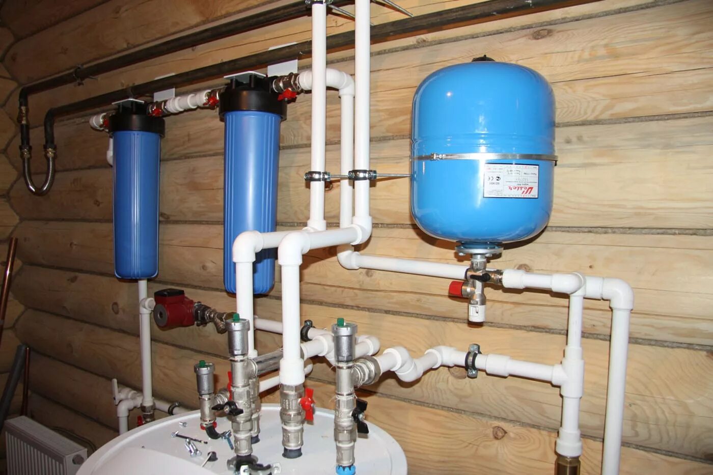 Водоснабжение в частном доме. Водопровод в частном доме. Система водоснабжения в частном доме. Монтаж водоснабжения в частном доме.