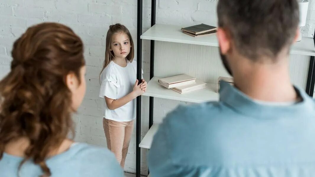 Развод в рф с детьми. Encourage and Punish the child. A parent looks at a child writing on a Wall. A pair of parents sat looking at the child writing on the Wall. The child is upset.