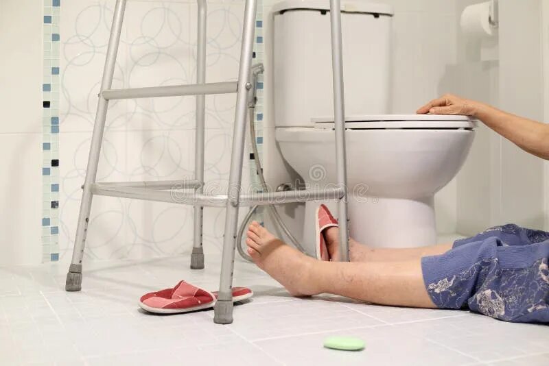 Приспособления для залезания в ванну для инвалидов. Пожилому человеку в ванную. Люди в ванной комнате.