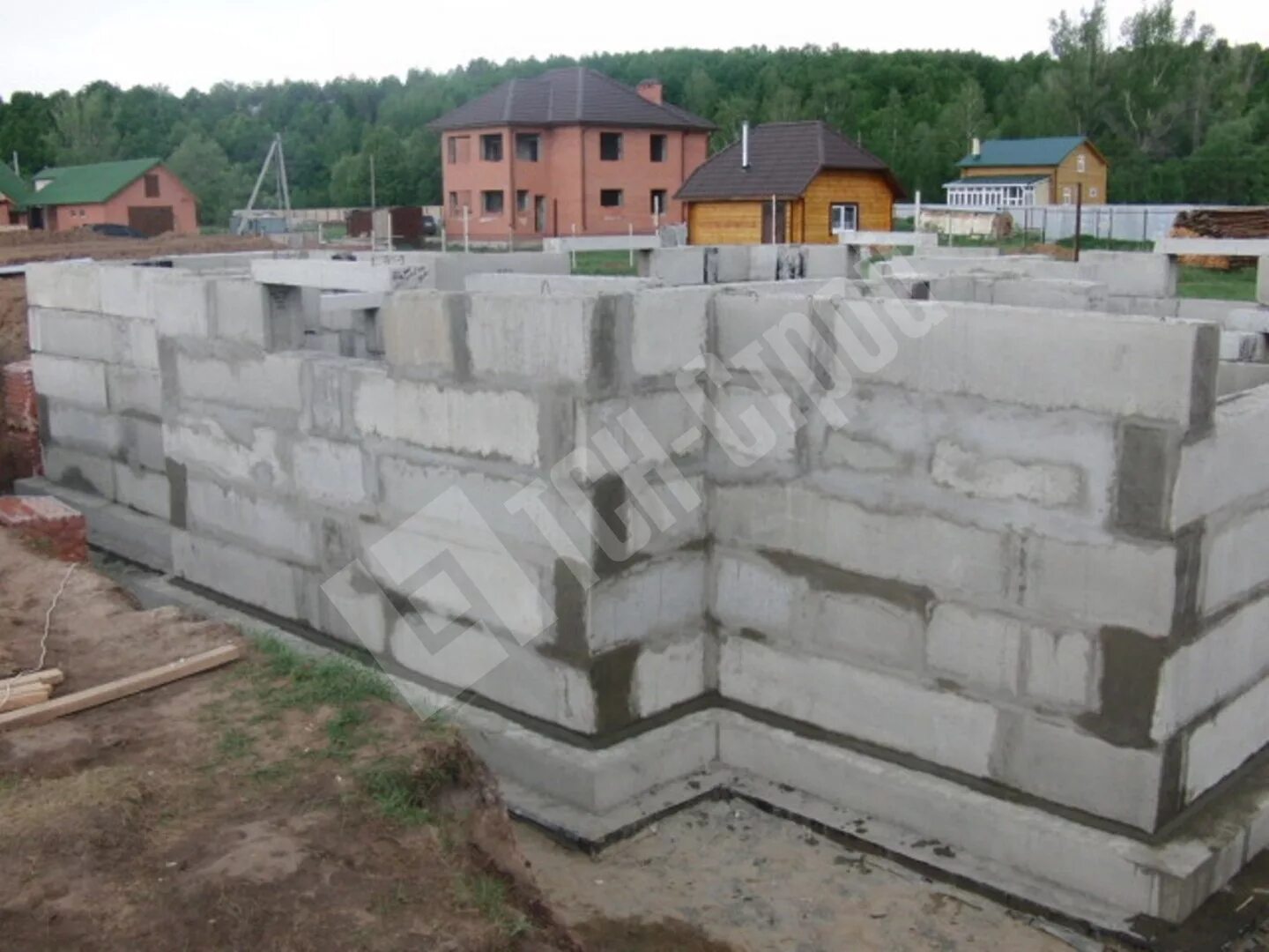 Блоки фбс под гараж. Гараж с фундаментом блоками. Фундамент 6х6 из блоков фбс. Блоки фбс цоколь 2х уровневые. Цокольный этаж из фбс блоков 10х9.