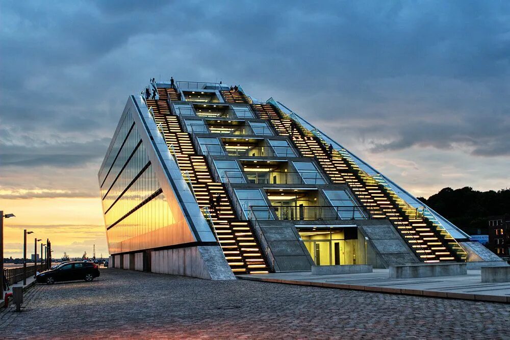 Архитектура architecture. Офисный центр ДОКЛЭНД В Гамбурге. Архитектура Германии 21 века. Вини Маас Архитектор проекты. Германия архитектура центр.