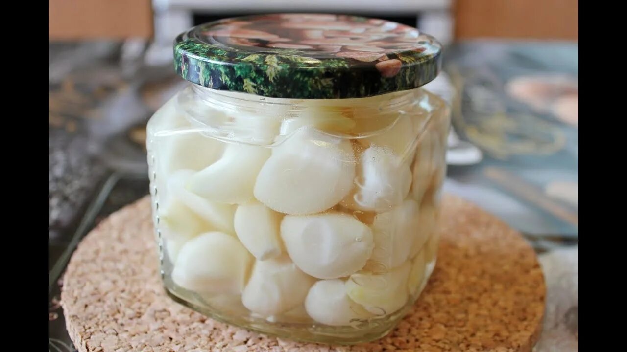 Замариновать чеснок дольками на зиму. Маринованные чеснок. маринованный чеснок зубчиками. чеснок маринованный зубчиками на зиму без стерилизации. чеснок на зиму.