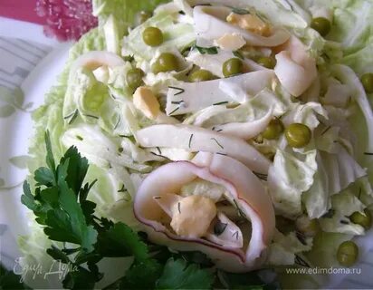 Салат с кальмарами и капустой