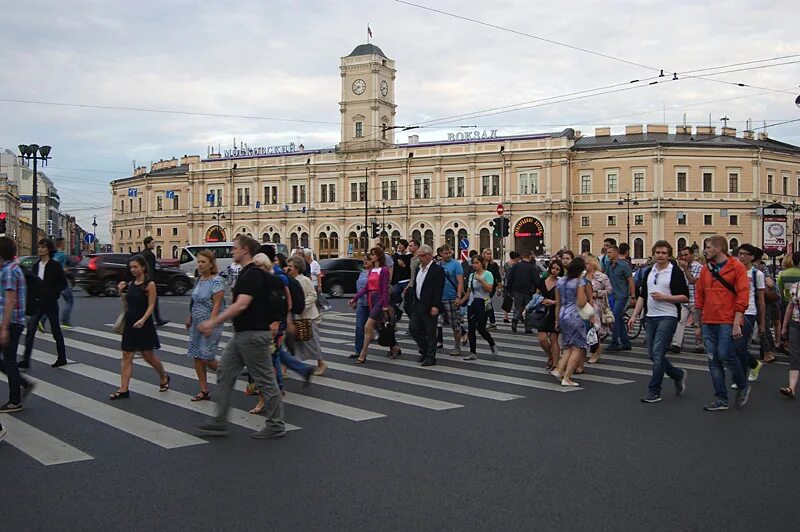 Сколько людей в спб 2024. Московский вокзал Санкт-Петербург толпа народу.