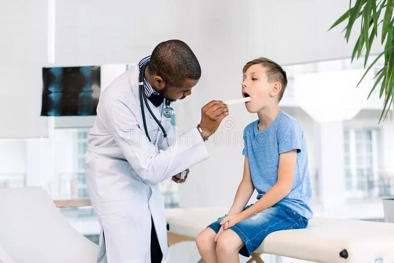 Little throat. Мальчик показывает горло врачу. Мальчик показывает горло картинка.