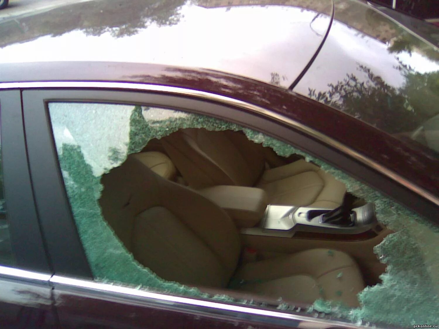 Разбили окно машины. Разбили стекло в машине. Разбитое окно машины. Разбить окно автомобиля. Разбитое боковое стекло.