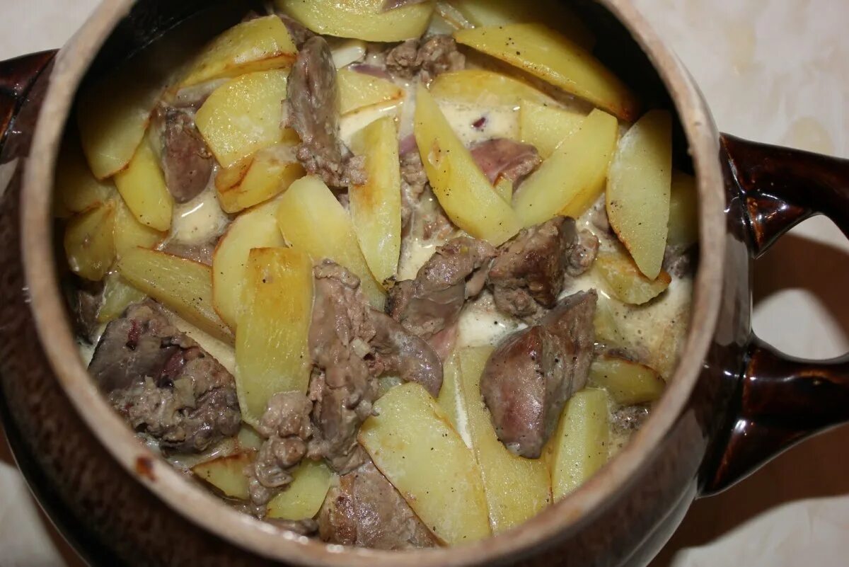 Шампиньоны с картошкой в горшочке рецепт. Тушеная картошка с мясом в горшочке. печень с картофелем в горшочке. печень с картошкой в горшочках. печень тушеная с грибами в горшочке.