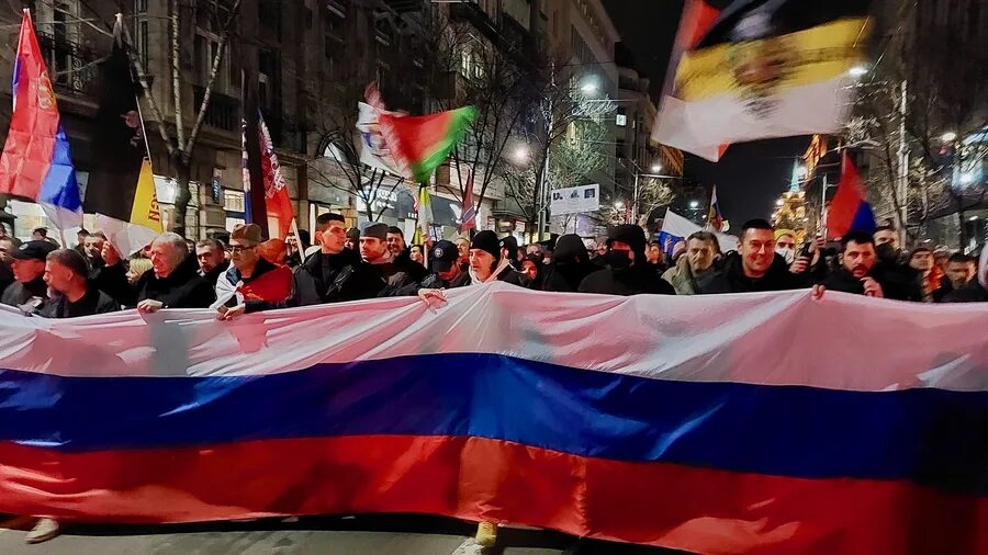 Кто выиграет россия или сербия. Митинги в Сербии в поддержку России 2022. Митинги в Сербии 2022. Сербия Братский народ. Русские и сербы братья навек.
