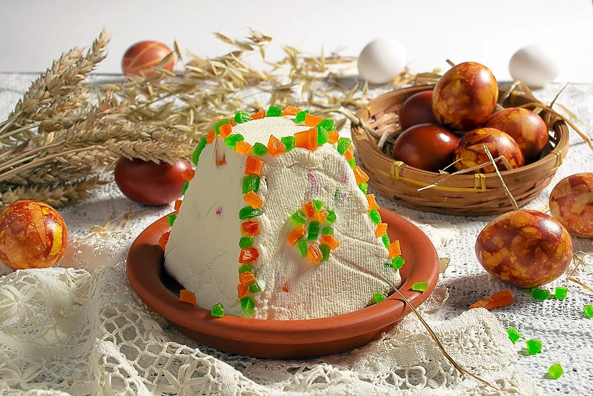 Пасха классическая рецепт творожная с яйцами. Лимонно маковая творожная пасха. христос воскресе пасха творожная. пасха творожная 500 гр. пасхальный стол.