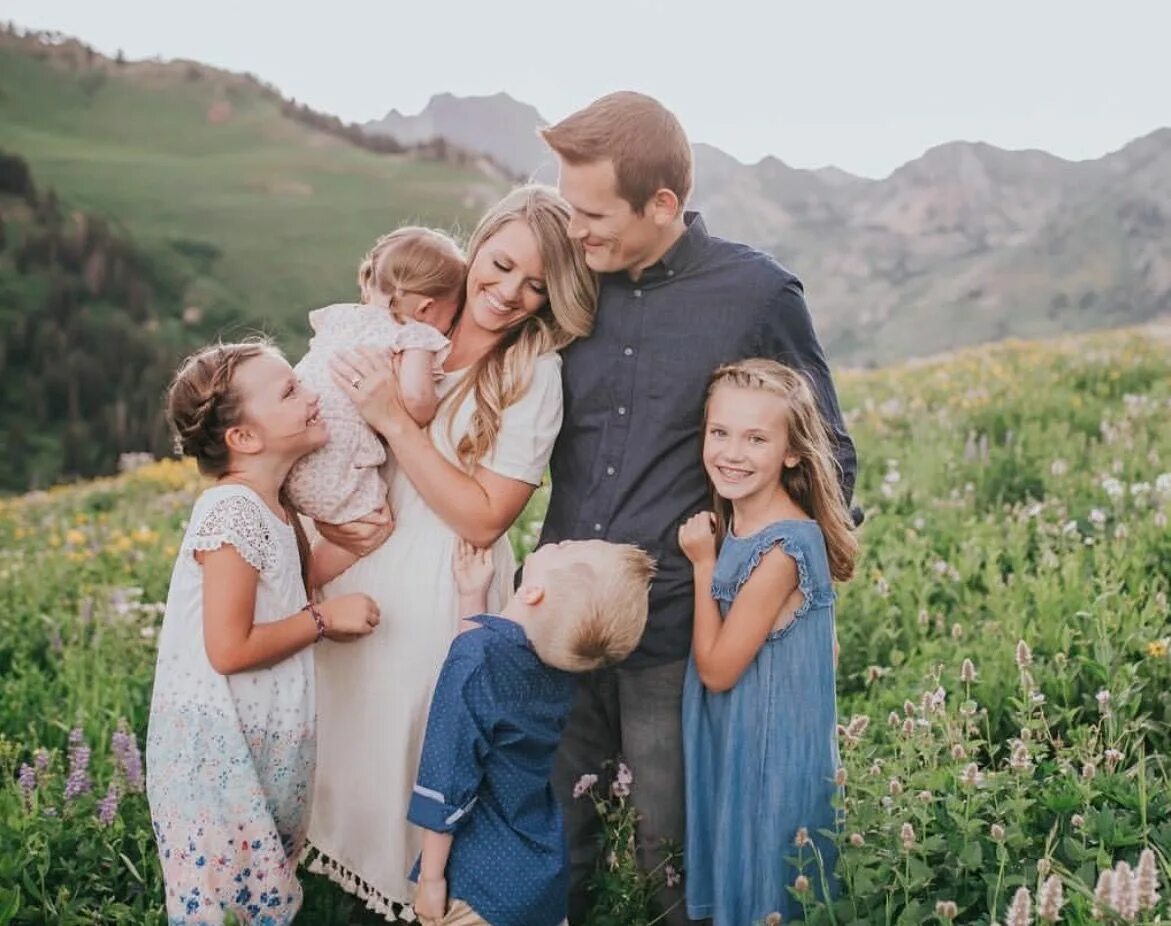 Православная семья молится. Православная семья. Верующая семья. Набожная семья. Счастливая православная семья.