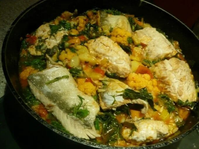 Горбуша с рисом и овощами. Горбуша с рисом. рыба горбуша с рисом. горбуша запеченная с рисом. горбуша с рисом в сковородке.