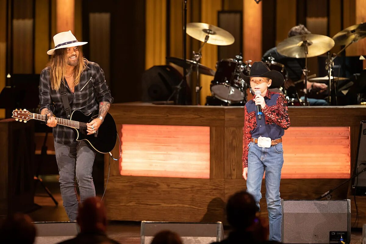 Lil nas x и billy cyrus в old town. Lil nas x - old town road ft. Lil nas x billy ray cyrus old. Lil nas x billy ray cyrus old town road. Billy ray cyrus old town road.