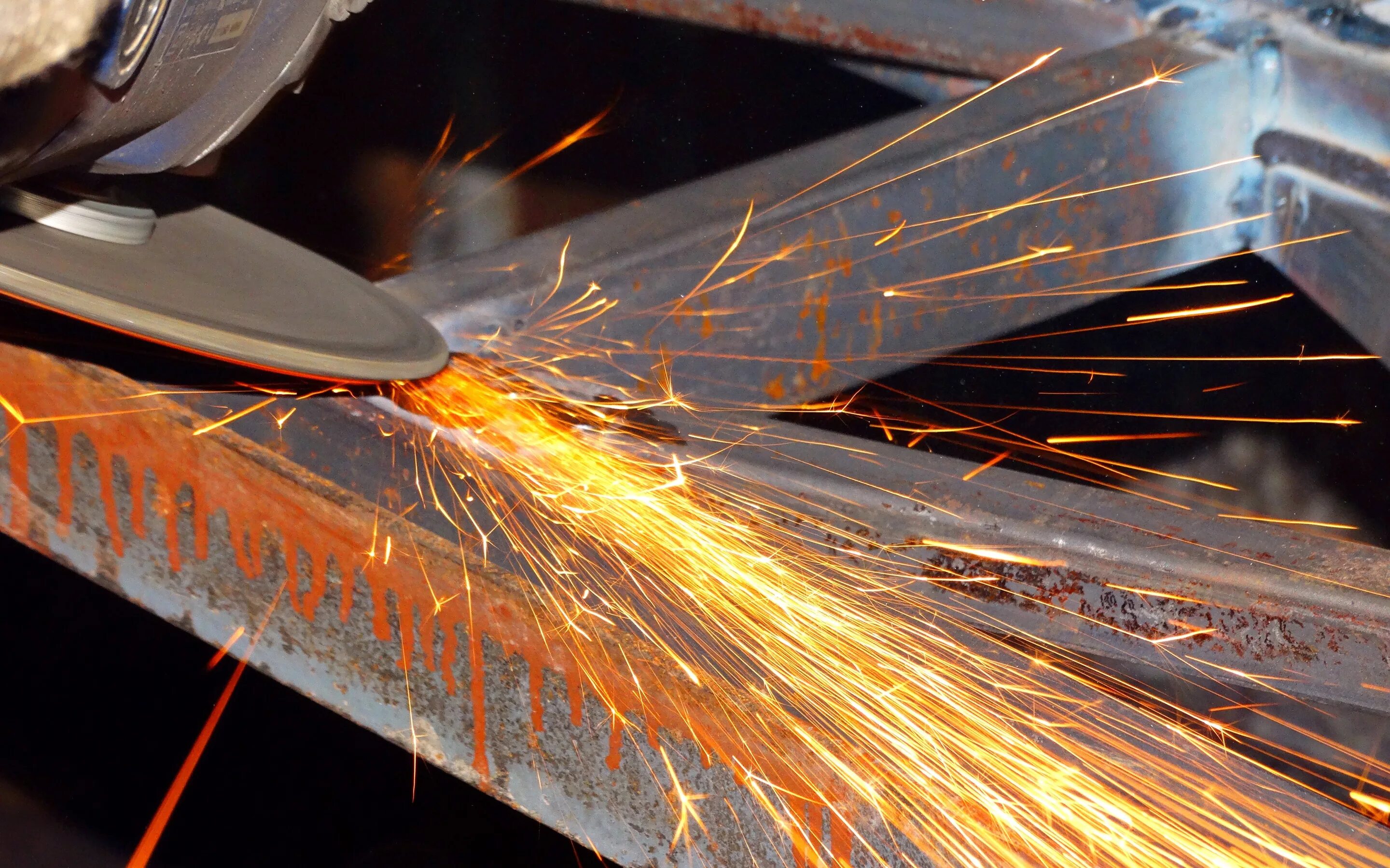 Станок для резки металла. Плазменная резка. Резка профильной трубы. Резка металла. Болгарка для резки металла.