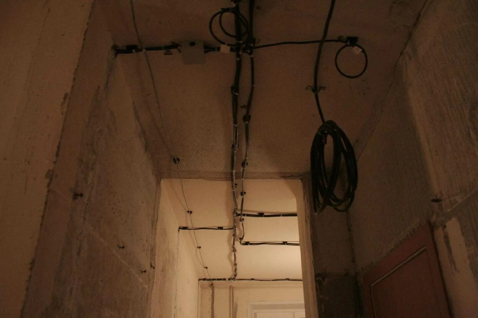 Электрика в доме. Электропроводка в квартире. Электропроводка в доме. Подводка кабеля к щитку в квартире. Сечение провода на вводной автомат для квартиры.